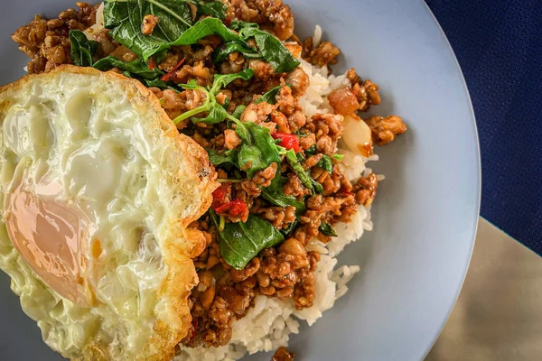 Kızarmış kıymalı domuz eti Kutsal Fesleğen