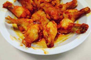 New Orleans Tavuğu yapmak için tavuk pişirmeye hazırlanıyorum.