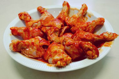 New Orleans Tavuğu yapmak için tavuk pişirmeye hazırlanıyorum.