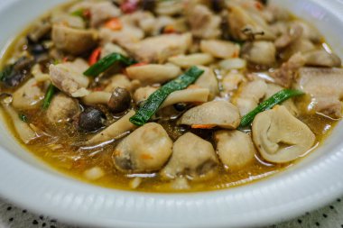 Lezzetli ve baharatlı kızartılmış mantar.