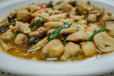 Lezzetli ve baharatlı kızartılmış mantar.