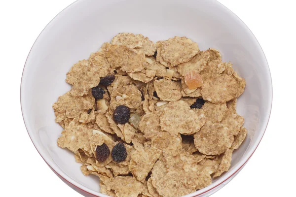 Muesli avec des raisins secs sur l'assiette. Isolé — Photo