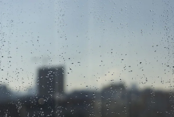 Damla cam pencere üzerinde. Bir kenti.