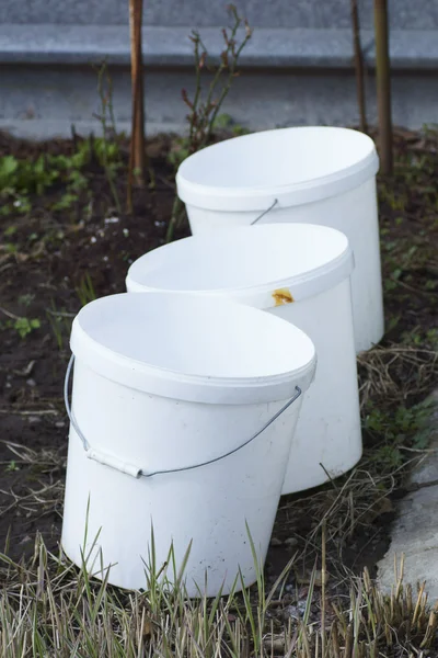 Yerdeki beyaz plastik kova