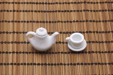 Oyuncak Kupası ve bir bambu dan peçeteye çaydanlık. 