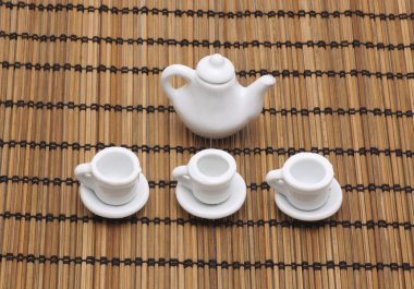 Oyuncak Kupası ve bir bambu dan peçeteye çaydanlık.