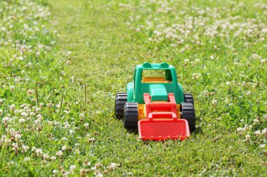 Yeşil oyuncak traktör 