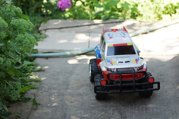 Игрушечный автомобиль в саду. — стоковое фото