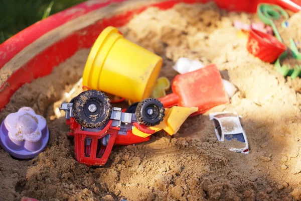 Детские игрушки в песочнице — стоковое фото