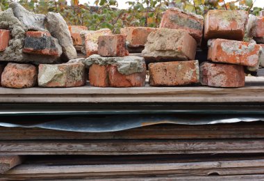 Kurullarında eski tuğla lay.