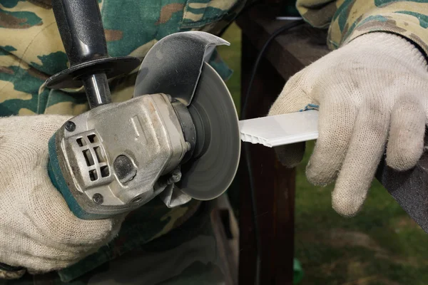 Ellerinde eldiven Oluşturucu.