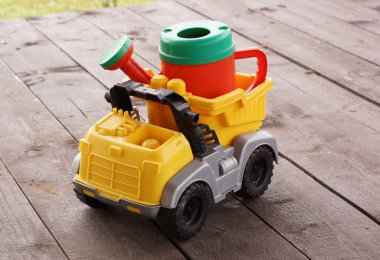 Oyuncak arabanın arkasında plastik sulama olabilir.