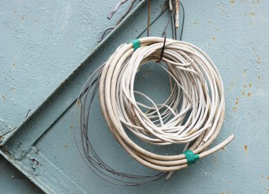 Arka planda haddelenmiş kablolar eski duvar metal.