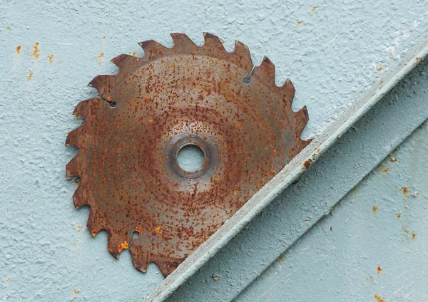 Schijf cirkelzaag op een achtergrond van oude metalen muur. — Stockfoto