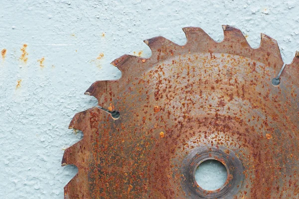 Schijf cirkelzaag op een achtergrond van oude metalen muur. — Stockfoto