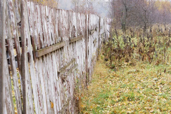 Παλιό ξύλινο φράχτη με μια πύλη. — Φωτογραφία Αρχείου