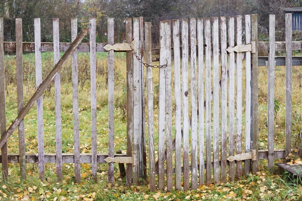 Bir kapı ile eski ahşap çit. — Stok fotoğraf