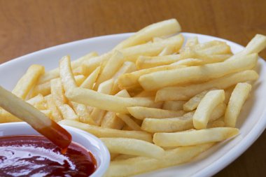 Ketçap ile lezzetli parayla tarzı patates kızartması