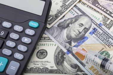 USD banka notları ve sağlık bakım maliyeti gösterilen hesap makinesi