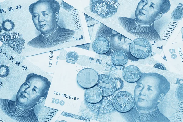 Een collage van Chinese Rmb bankbiljetten en munten — Stockfoto