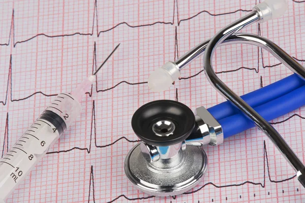 Gráfico de ECG ou ECG com estetoscópio e seringa — Fotografia de Stock