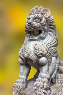 Guangxi Çin 'in Asya şehri Guilin' de bir güç sembolü olan gururlu erkek aslan heykeli.