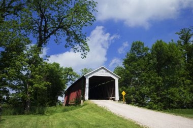 McAllister Köprüsü Little Raccoon Creek 'i geçiyor Doğu 400 Güney' de, Parke County 'de. Bu tek açıklık Burr Kemer Kamyonu yapısının uzunluğu 126 feet veya her iki ucunda 3 metrelik çıkıntı da dahil olmak üzere 144 feet 'tir. 1914 'te Jo tarafından inşa edildi.