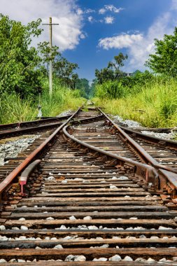 Guilin, Guangxi Eyaleti, Çin 'de terk edilmiş eski tren rayları.