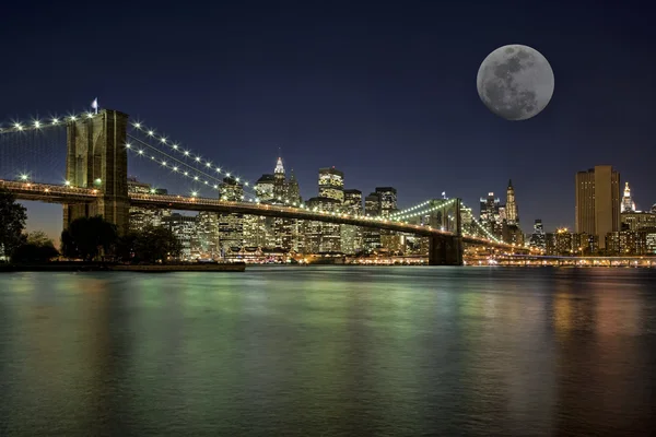 Moonrise over the Brooklyn Bridge New York City New York USA — Stock Photo, Image