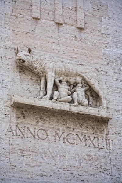 Sebuah inpresi marmer dari Capitoline Wolf atau She Wolf patung bayi kembar menyusui, terinspirasi oleh legenda pendirian Roma — Stok Foto
