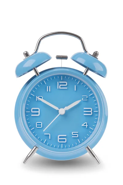 Синий будильник с стрелками в 10 и 2 на белом фоне — стоковое фото