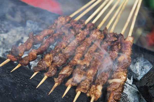 Délicieux street food de kebabs à l'agneau grillé dans les rues de Guilin, région autonome du Guangxi, Chine , — Photo