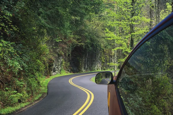 Conducir a través de las sinuosas carreteras del Parque Nacional de las Grandes Montañas Humeantes, Tennessee, EE.UU. — Foto de Stock