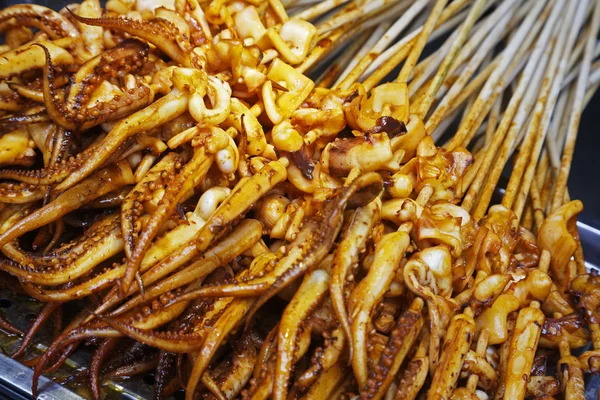 Вкусная уличная еда из грибов на улицах Гуйлиня, провинция Гуанси-Чжуань, Китай , — стоковое фото