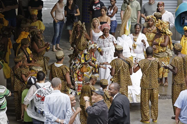 Rio de Janeiro, Brasil 13 de fevereiro de 2015 Artistas de rua entretêm turista durante o festival do Carnaval — Fotografia de Stock