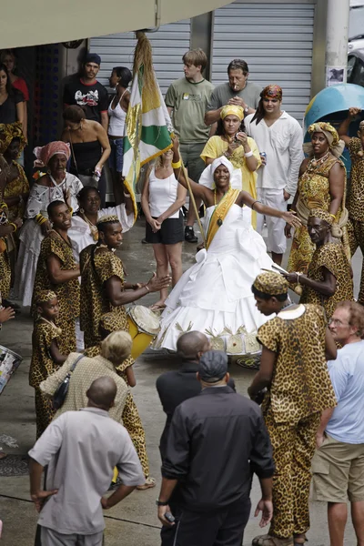 Rio de Janeiro, Brasile 13 febbraio 2015 Interpreti di strada divertenti turisti durante il festival del Carnevale — Foto Stock