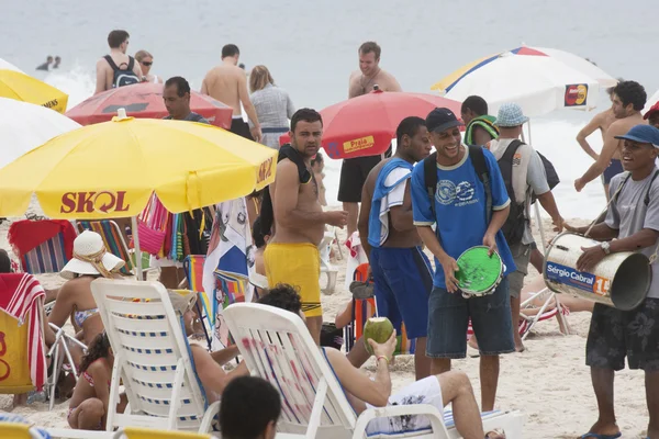 Río de Janeiro, Brasil febrero 12, 2015 Gente disfrutando de la mundialmente famosa playa de Copacabana — Foto de Stock