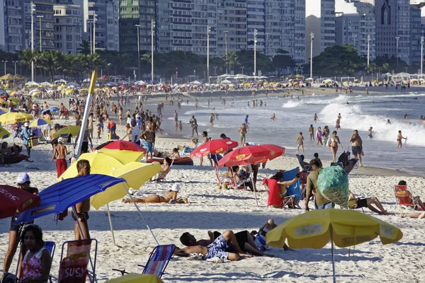 Rio de Janeiro, Brazil February 12, 2015 People enjoying the world famous Copacabana beach — Stock Photo, Image