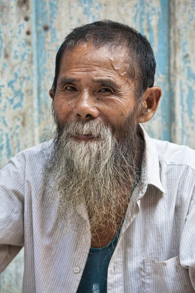 Un maravilloso hombre de 80 años con la tribu étnica Han de la antigua ciudad de Daxu, región autónoma de Guangxi Zhuang, Guilin China — Foto de Stock