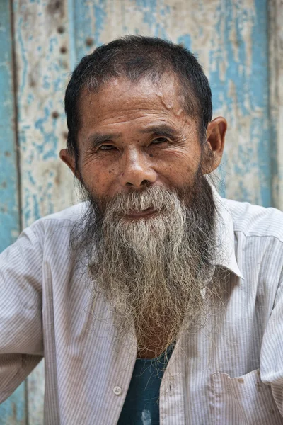 Daxu, 광시 좡 어 자치 지역, 계 림 중국의 고 대 마에서 한 민족적인 부족으로 멋진 80 세 남자 — 스톡 사진