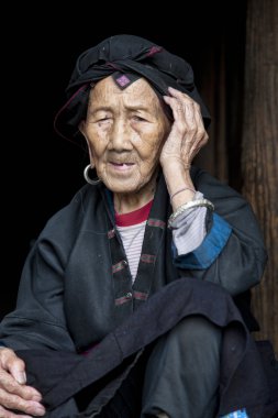 Güzel bir 96 yaşındaki kadının Köyü, Dazhai içinde ejderha omurga pirinç terasları, Longji parçası yaşayan Hong Yao etnik grup. Guangxi Zhuang özerk bölgesi. Guilin, Çin