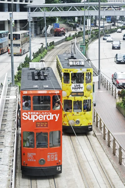 Hong Kong, Čína, červen, 13, 2015 dvoupatrový tramvaje jsou oblíbeným prostředkem transpotation pro turisty i místní obyvatelé ve městě Hong Kong — Stock fotografie