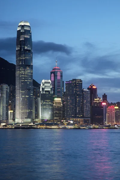 The evening skyline of Hong Kong Island and Victory Harbour viewed from Kowloom Tong, Hong Kong China — Stock Photo, Image