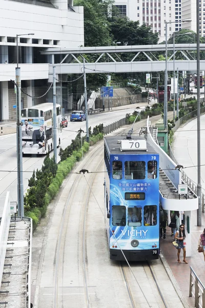 Hongkong, China, 13. Juni 2015 Doppelstock-Straßenbahnen sind ein beliebtes Verkehrsmittel für Touristen und Einheimische gleichermaßen in der Stadt Hongkong — Stockfoto