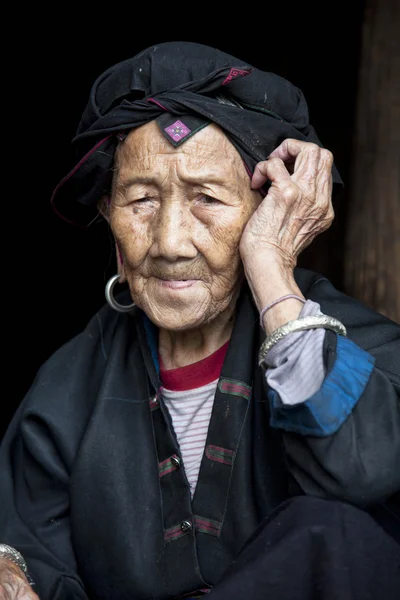 Una hermosa mujer de 96 años del grupo étnico Hong Yao que vive en el pueblo de Dazhai, parte de las Terrazas de Arroz de Espina dorsal de los Dragones, Longji. Región Autónoma de Guangxi Zhuang. Guilin, China — Foto de Stock