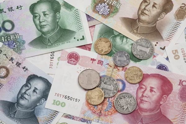 Hintergrundcollage aus chinesischen RMB-Banknoten oder Yuan und Münzen mit dem Vorsitzenden Mao auf der Vorderseite jeder Banknote — Stockfoto