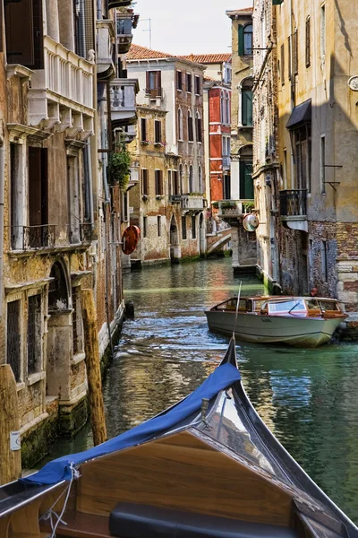 Góndola moviéndose a través de uno de los muchos canales con arquitectura típica venusina en Venecia Italia — Foto de Stock