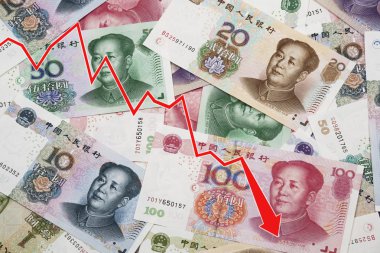 Çin para bir kolaj üzerinde Çin Yuan veya uluslararası piyasada Rmb düşüş gösteren grafik