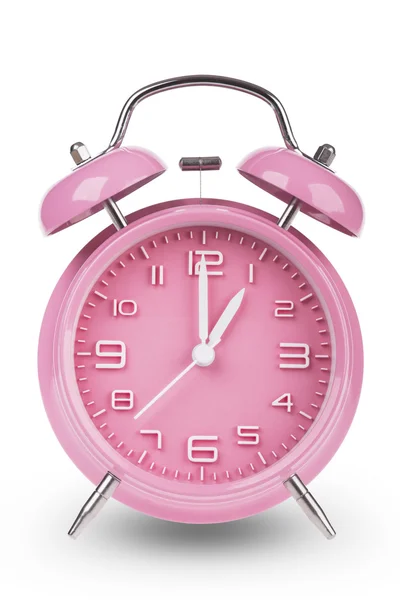 Sveglia rosa con le mani alle 1 del mattino o pm isolato su uno sfondo bianco . — Foto Stock