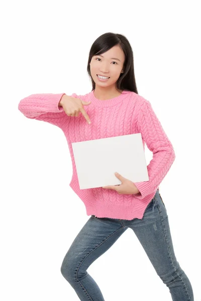 Krásná asijská žena držící prázdnou kartu izolovaných na bílém pozadí — Stock fotografie